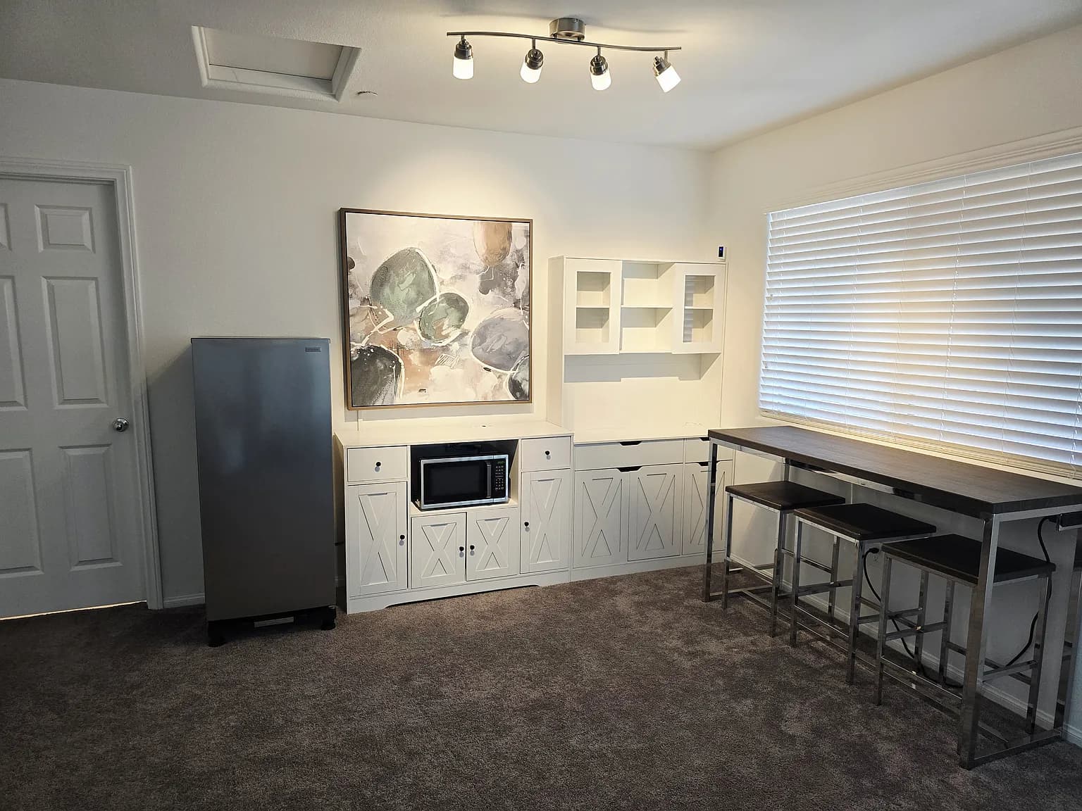 Interior living space at 901 Almandine Pl — listing photo