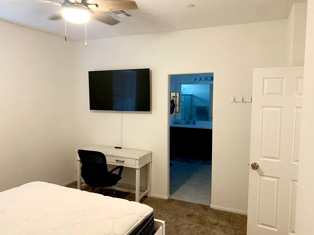 Kitchen or dining at 901 Almandine Pl — listing photo